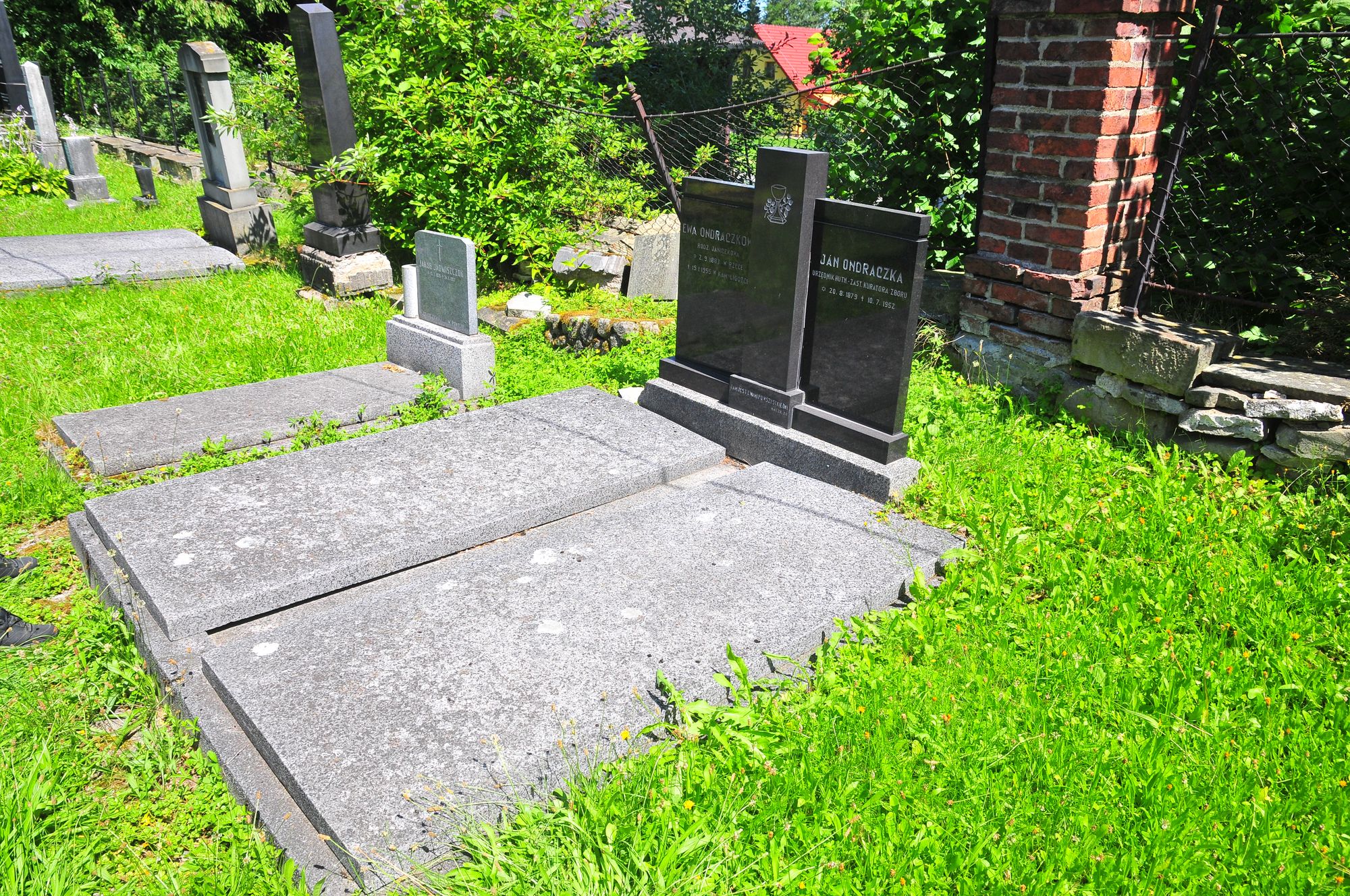 Tombstone of Ewa and Jan Ondraczek, cemetery in Ligotka Kameralna, state from 2022