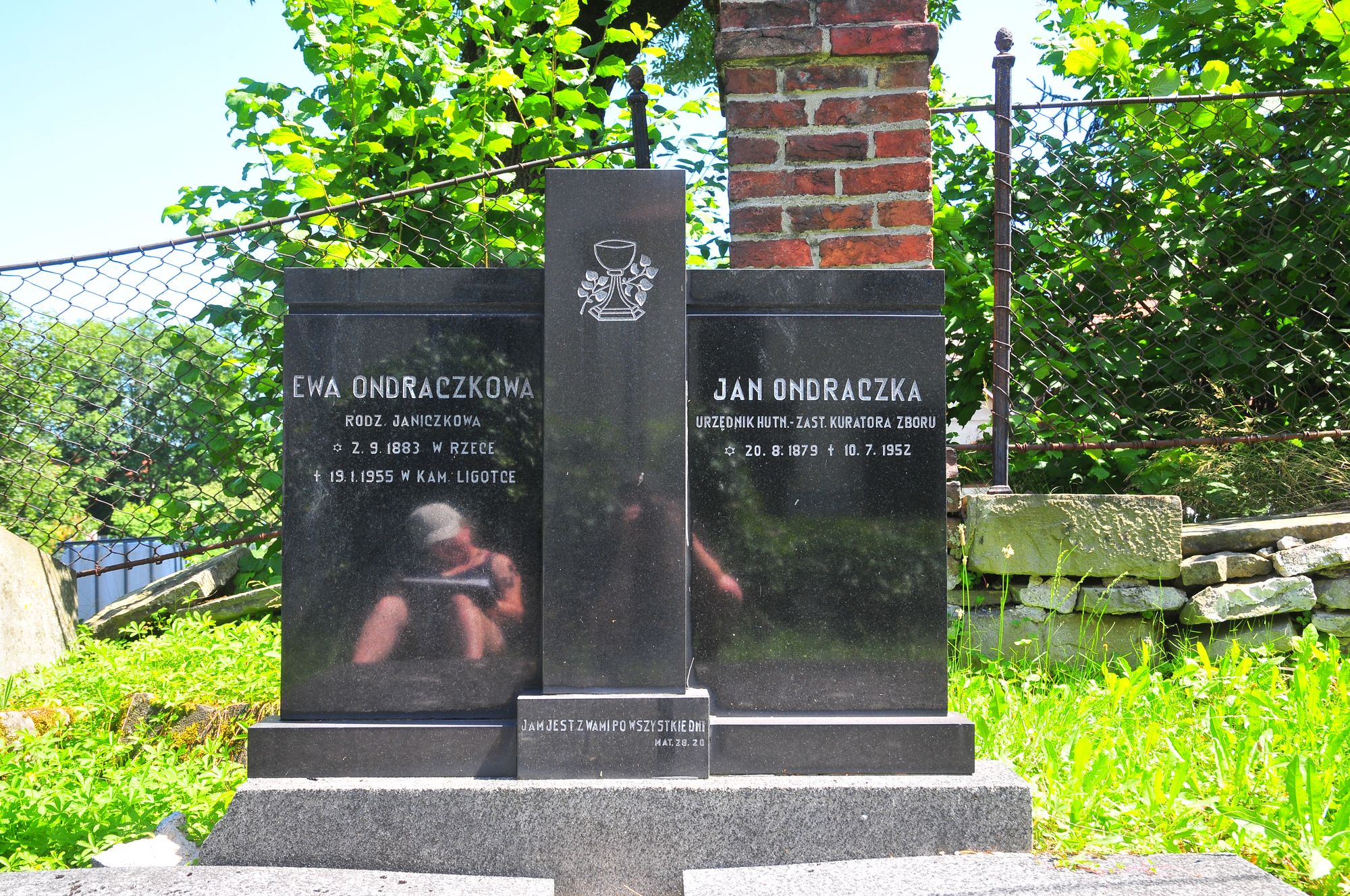 Tombstone of Ewa and Jan Ondraczek, cemetery in Ligotka Kameralna, state from 2022