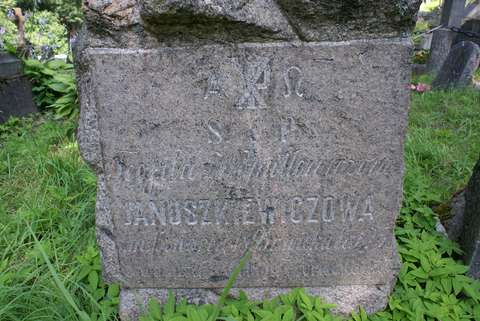 Fragment of the gravestone of Teofila Januszkiewicz, Ross cemetery in Vilnius, as of 2013.