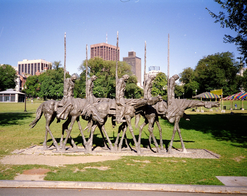 Fotografia przedstawiająca Rzeźba plenerowa „Partyzanci” w Bostonie