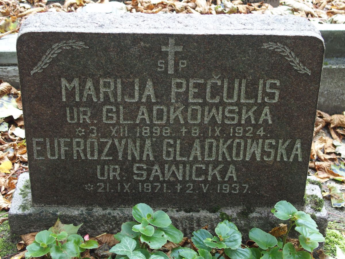 Inscription from the gravestone of Euphrosinia Gladkowska and Maria Pečulis, St Michael's Cemetery in Riga, as of 2021.