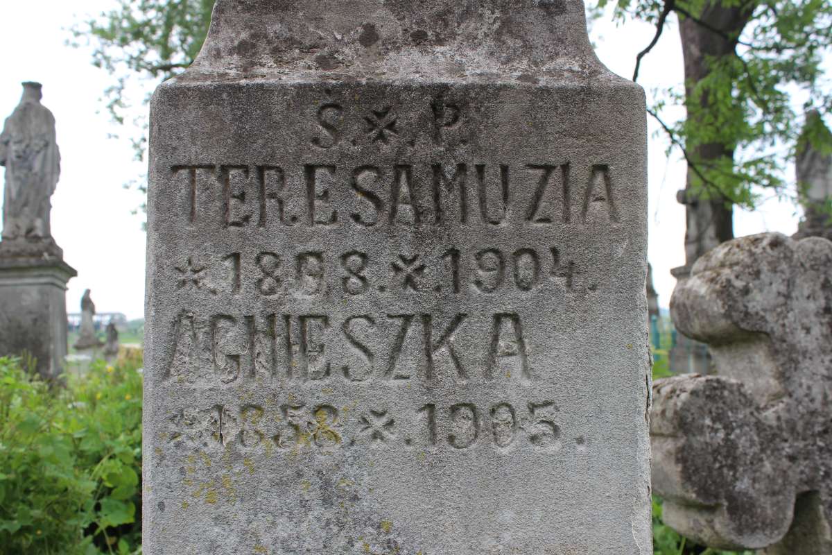 Fragment of the tombstone of Agnes and Teresa Muzia, Zbarazh cemetery, as of 2018