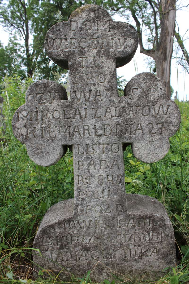 Fragment nagrobka Mikołaja Zalwowskiego, cmentarz w Zbarażu, stan z 2018 roku