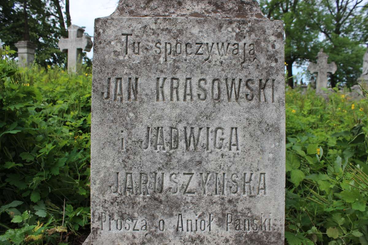 Fragment nagrobka Jana Krasowskiego i Jadwigi Jaryszczunskiej, cmentarz w Zbarażu, stan z 2018 roku