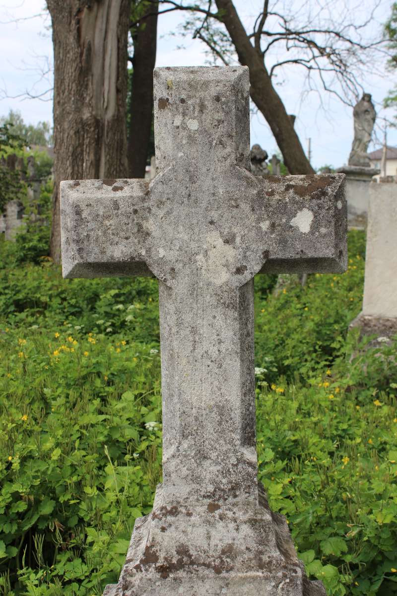 Fragment nagrobka Jana Krasowskiego i Jadwigi Jaryszczunskiej, cmentarz w Zbarażu, stan z 2018 roku