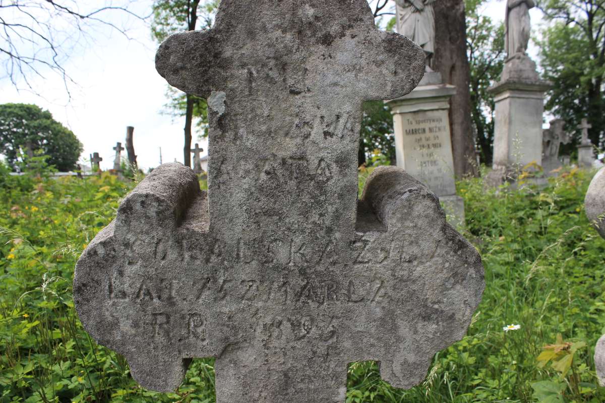 Fragment nagrobka Agaty Sokalskiej, cmentarz w Zbarażu, stan z 2018 roku