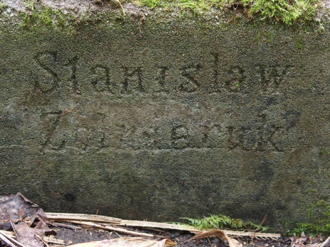 Inscription from the tombstone of Stanislaw Zolnieruk, St Michael's cemetery in Riga, as of 2021.