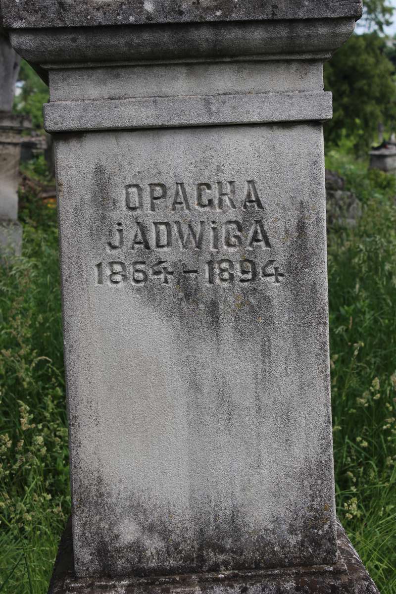Fragment nagrobka Agnieszki Marchewki i Jadwigi Opackiej, cmentarz w Zbarażu, stan z 2018 roku