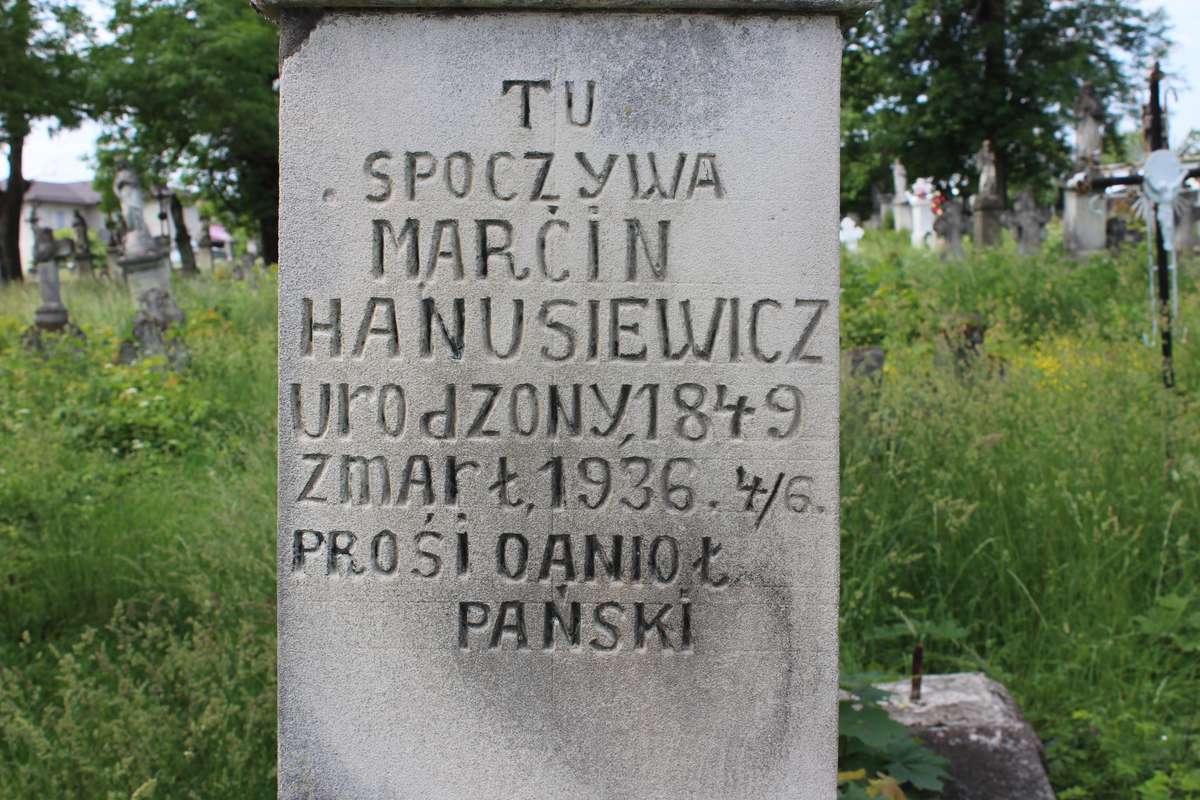 Fragment of the tombstone of Marcin Hanusiewicz, Zbarazh cemetery, as of 2018