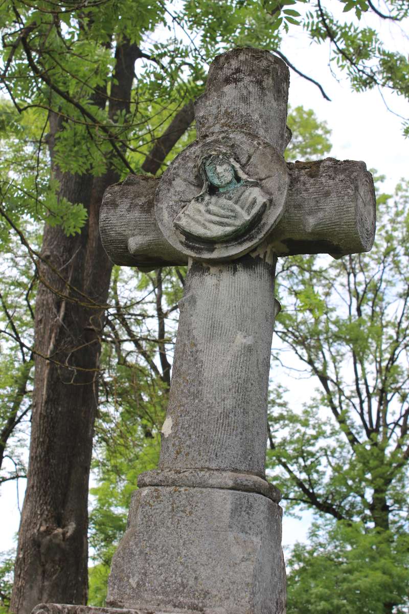 Fragment of the tombstone of Marcin Hanusiewicz, Zbarazh cemetery, as of 2018