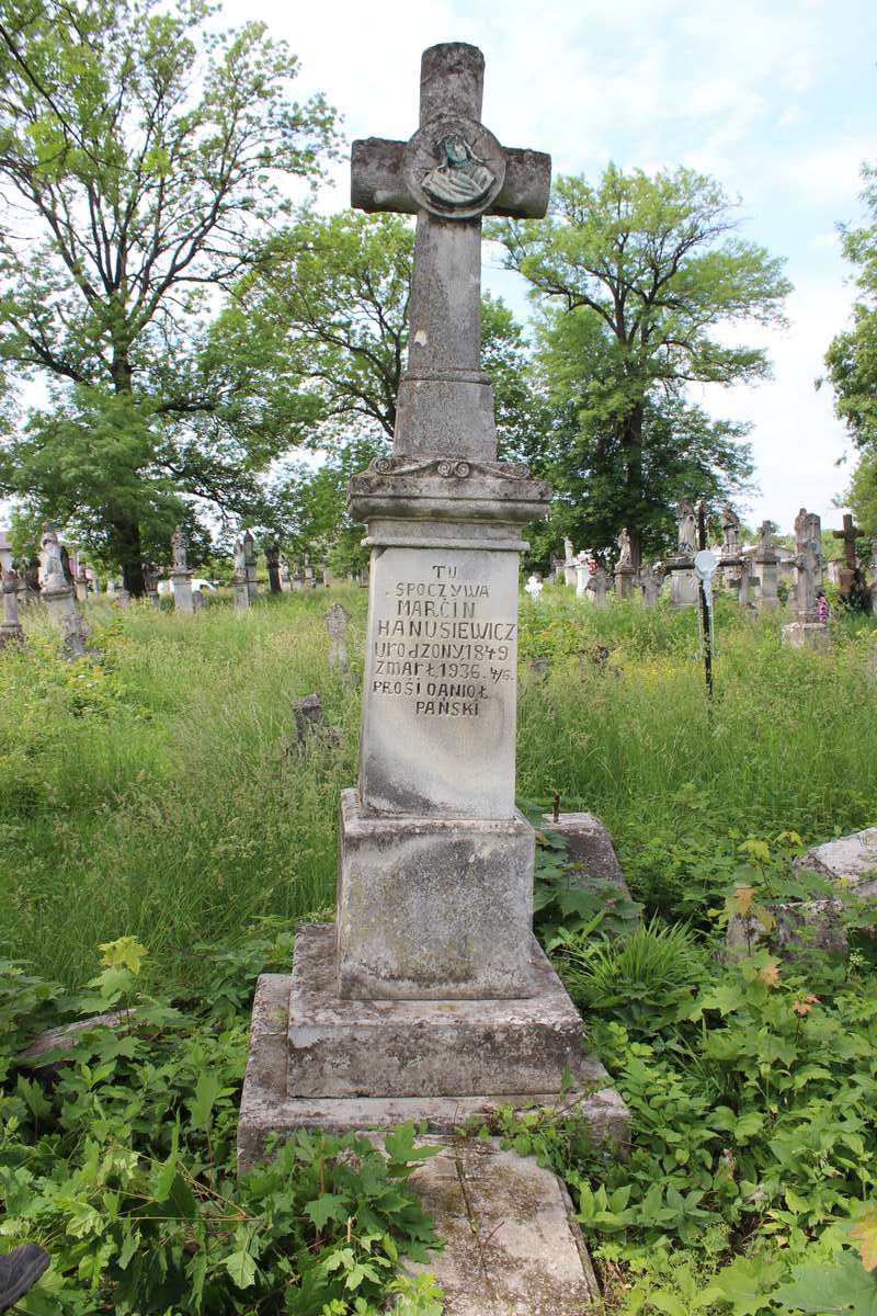 Tombstone of Marcin Hanusiewicz, Zbarazh cemetery, state of 2018