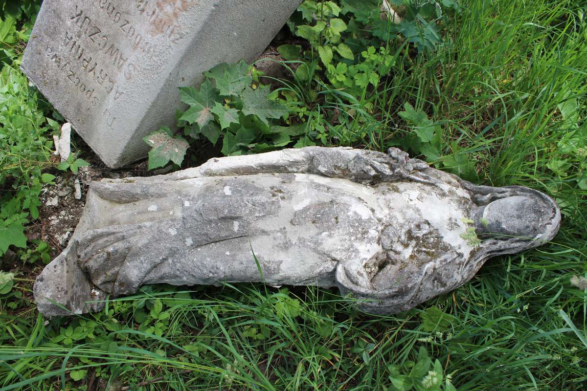 Fragment nagrobka Agrypiny Sawczuk, cmentarz w Zbarażu, stan z 2018 roku