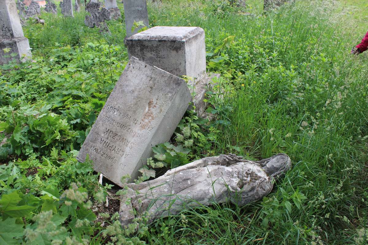 Nagrobek Agrypiny Sawczuk, cmentarz w Zbarażu, stan z 2018 roku