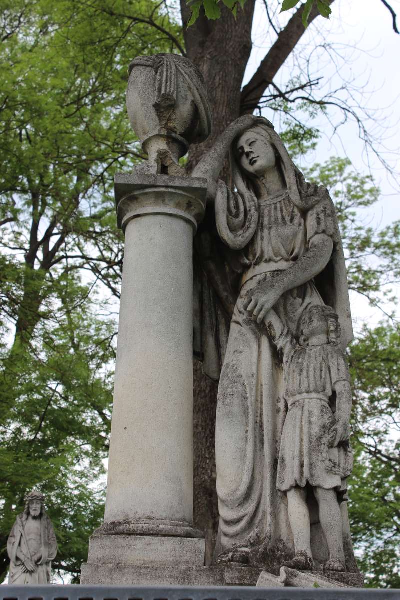 Fragment nagrobka Marii Rzepickiej, Adama Korbeckiego i Juliusza Opolskiego, cmentarz w Zbarażu, stan z 2018 roku