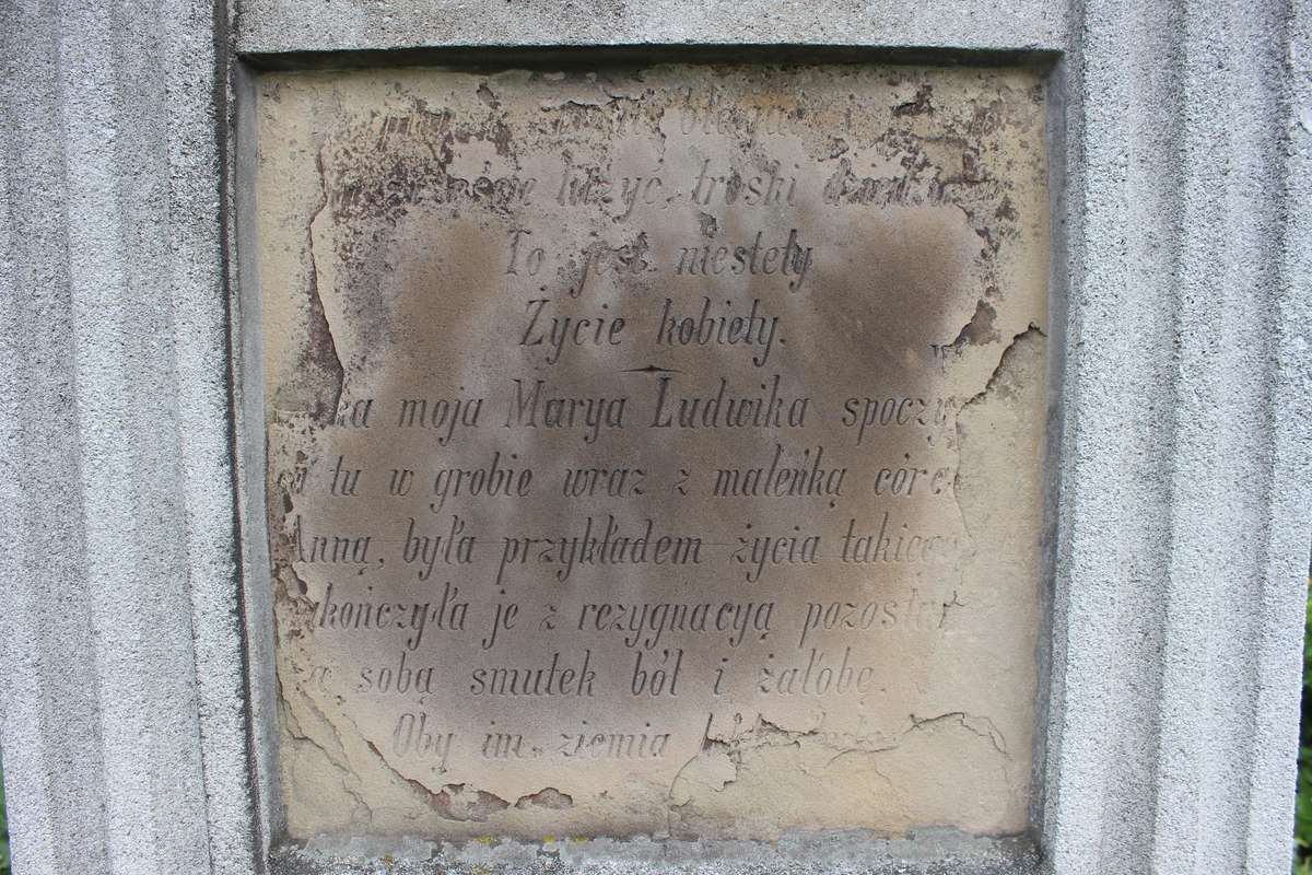 Fragment nagrobka Marii Rzepickiej, Adama Korbeckiego i Juliusza Opolskiego, cmentarz w Zbarażu, stan z 2018 roku