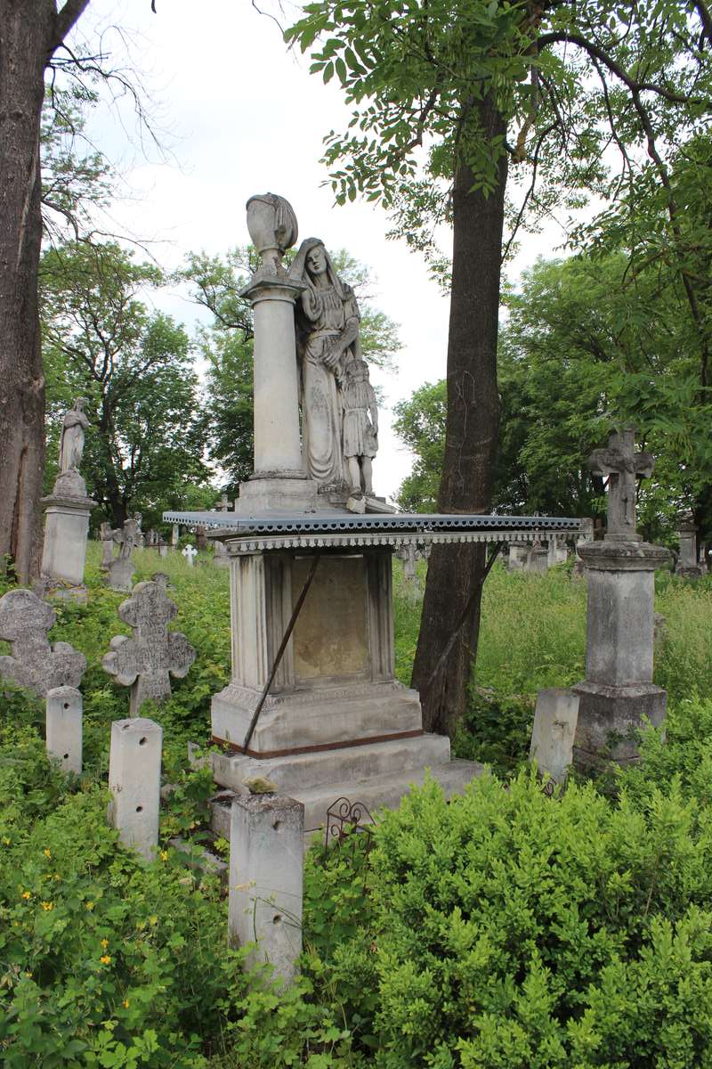 Nagrobek Marii Rzepickiej, Adama Korbeckiego i Juliusza Opolskiego, cmentarz w Zbarażu, stan z 2018 roku