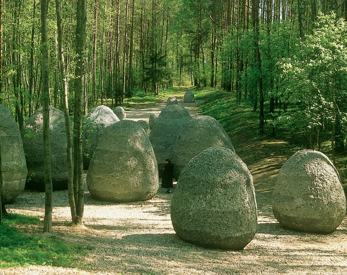 Sculpture "Espace de développement inconnu" de Magdalena Abakanowicz dans le parc de l'Europe à Joneikiškės