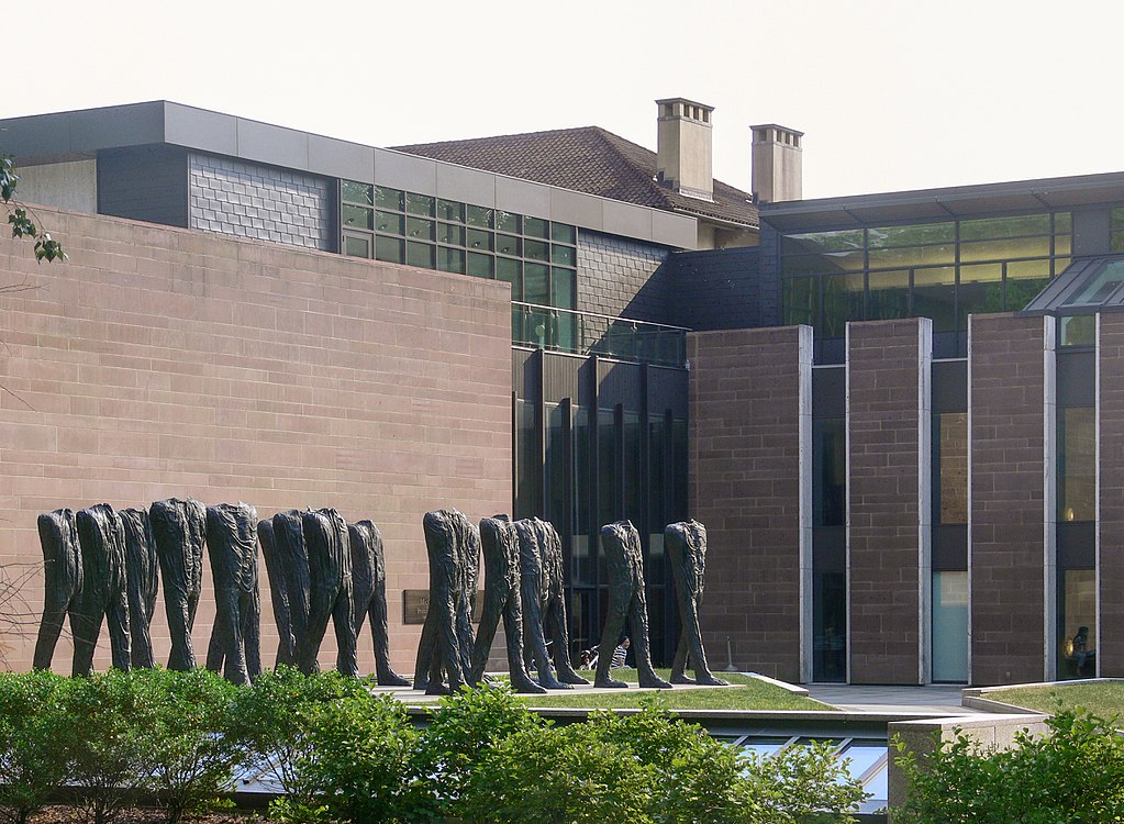 Fotografia przedstawiająca Rzeźba „Duże Figury” Magdaleny Abakanowicz przed budynkiem Muzeum Sztuki Uniwersytetu w Princeton