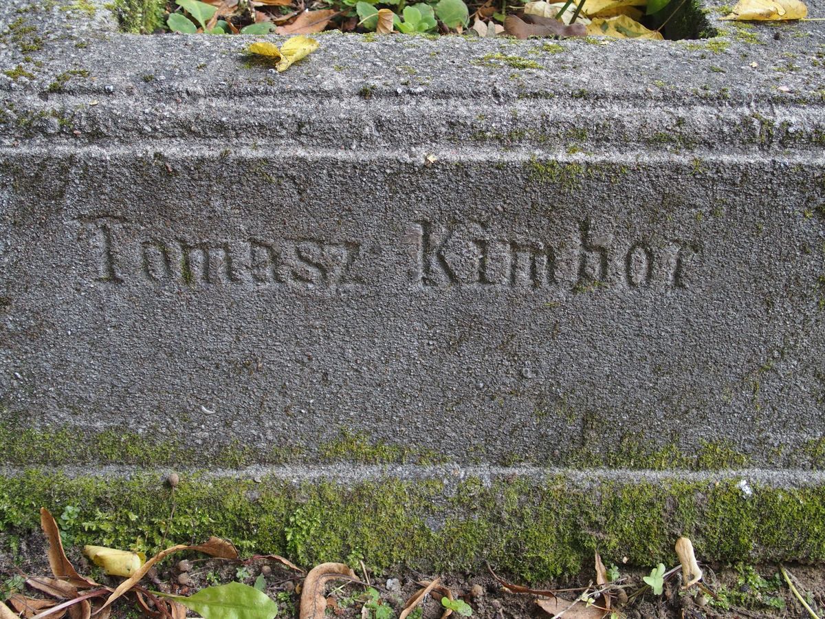 Napis z nagrobka Tomasza Kimbora, cmentarz św. Michała w Rydze, stan z 2021 r.