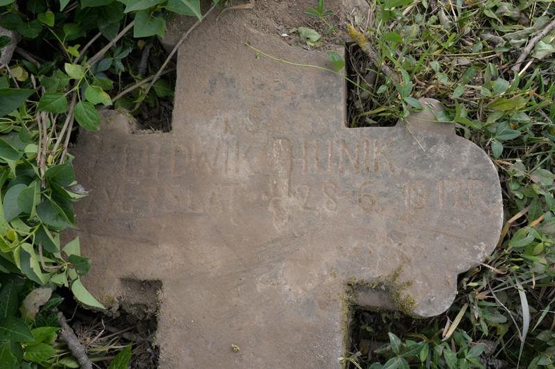 Inscription of Ludwik Ohunik's tombstone, Zbarazh cemetery, as of 2018