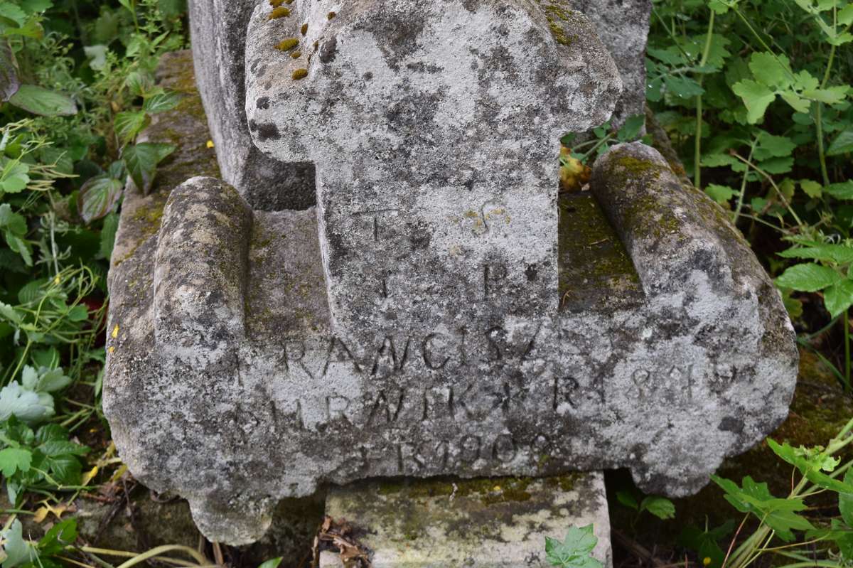 Fragment nagrobka Franciszka Burnika, cmentarz w Zbarażu, stan z 2018