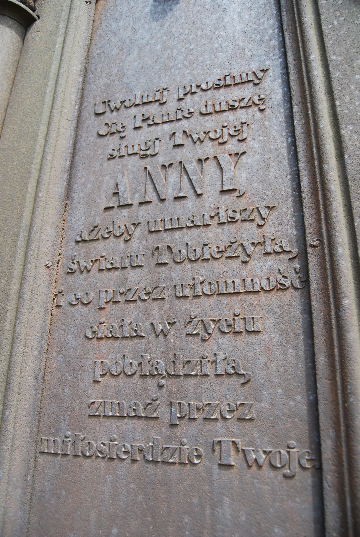 Inskrypcja na Grobowcu  Anny Grabowskiej oraz rodzin Gajewskich i Morawskich, cmentarz w Zbarażu, stan z 2018