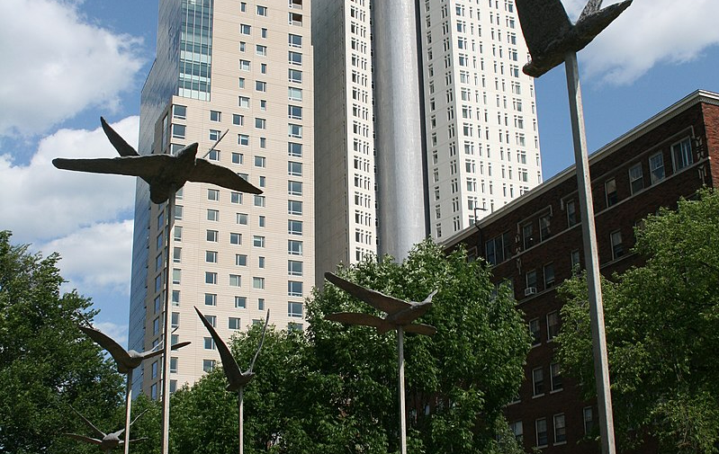 Fotografia przedstawiająca Rzeźba „Ptaki poznania dobra i zła” Magdaleny Abakanowicz przed Woman\'s Club of Wisconsin w Milwaukee