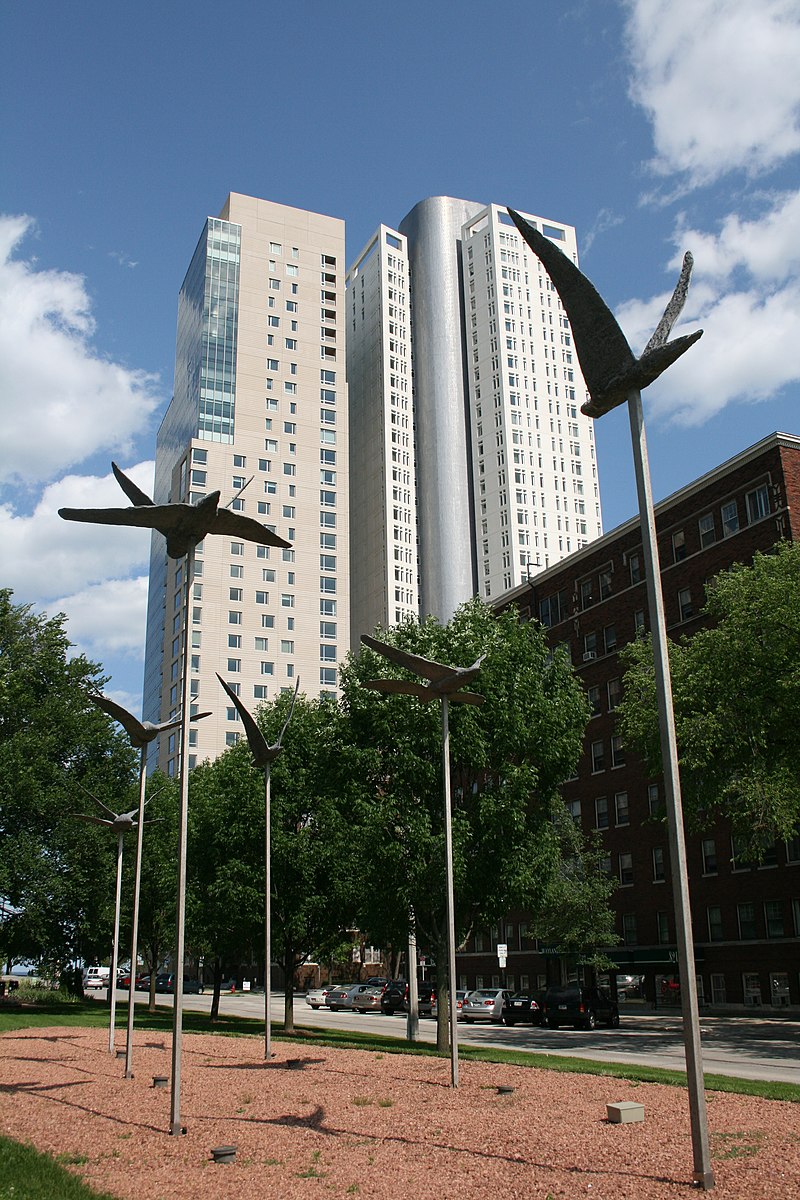 Rzeźba „Ptaki poznania dobra i zła” Magdaleny Abakanowicz przed Woman's Club of Wisconsin w Milwaukee