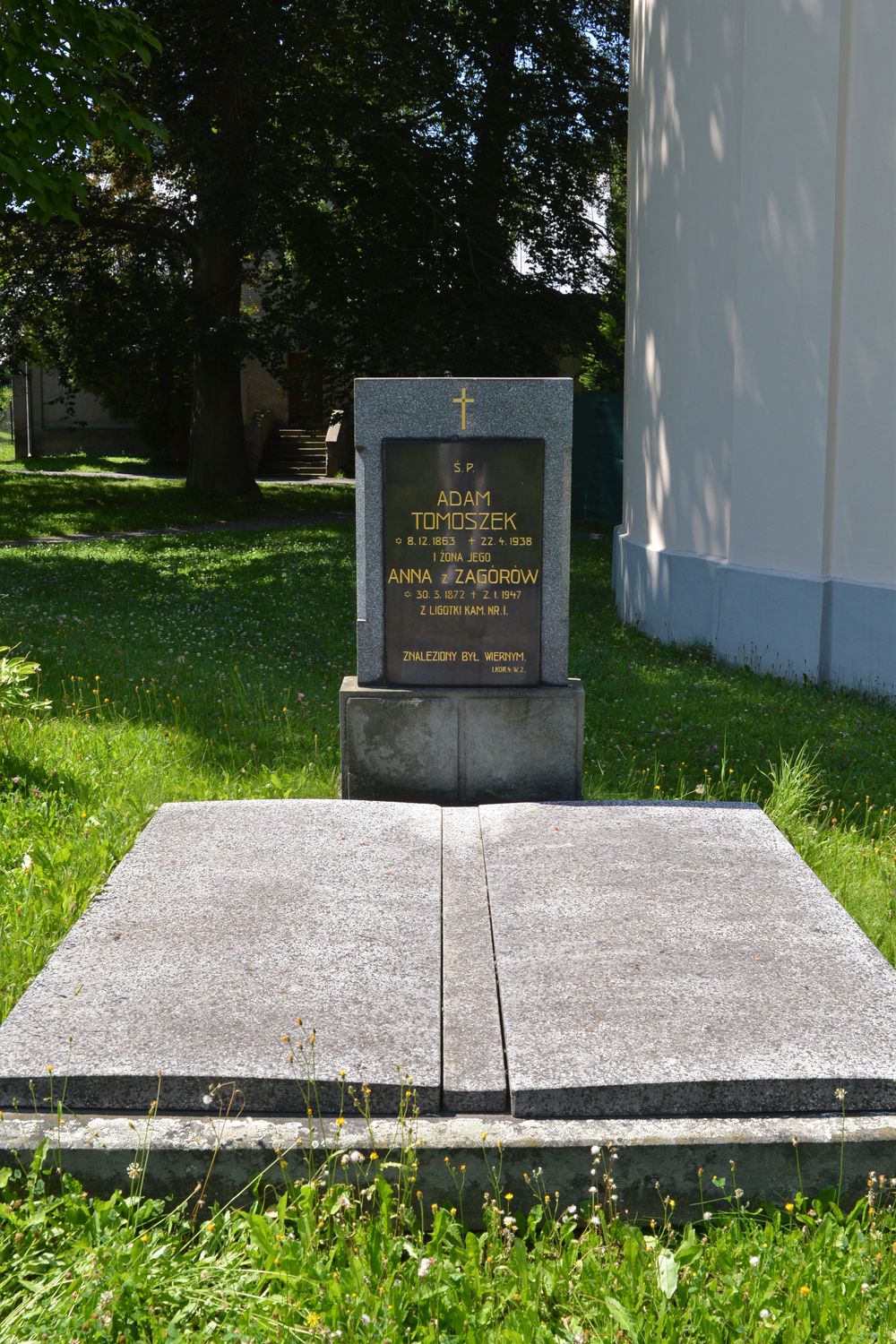 Grobowiec Adama i Anny Tomoszków, cmentarz ewangelicki w Ligotce Kameralnej