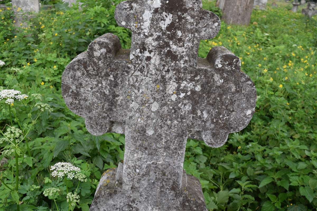 Fragment nagrobka Edwarda Wójtowicza, cmentarz w Zbarażu, stan z 2018