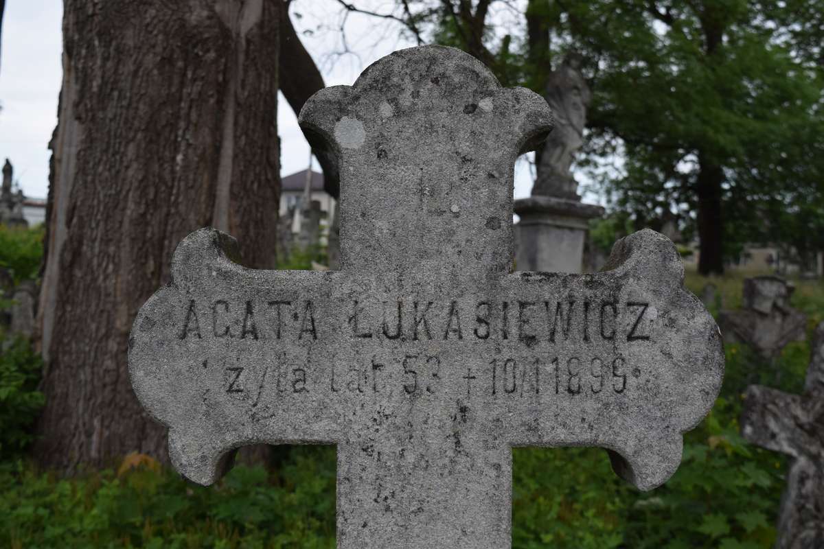 Fragment nagrobka Agaty Łukasiewicz, cmentarz w Zbarażu, stan z 2018