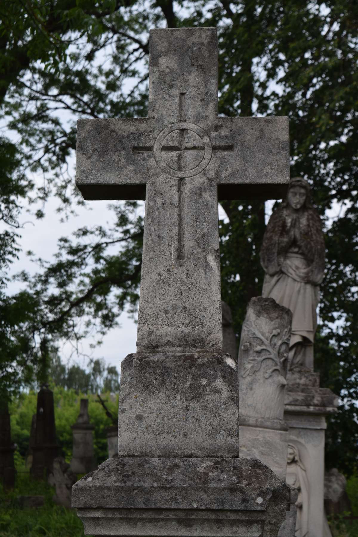 Fragment nagrobka Zofii Gorgurewicz, cmentarz w Zbarażu, stan z 2018