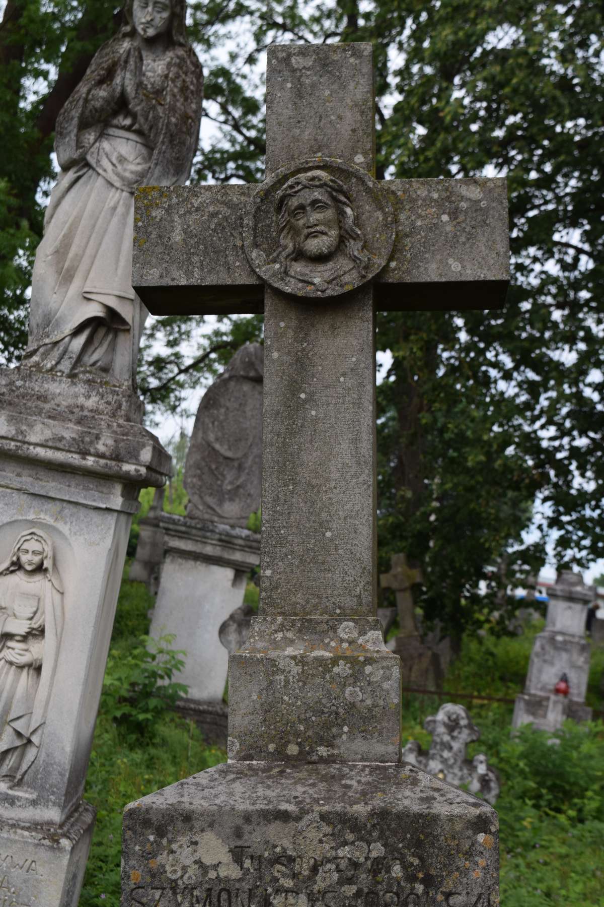 Fragment nagrobka Szymona Krasnopolskiego, cmentarz w Zbarażu, stan z 2018