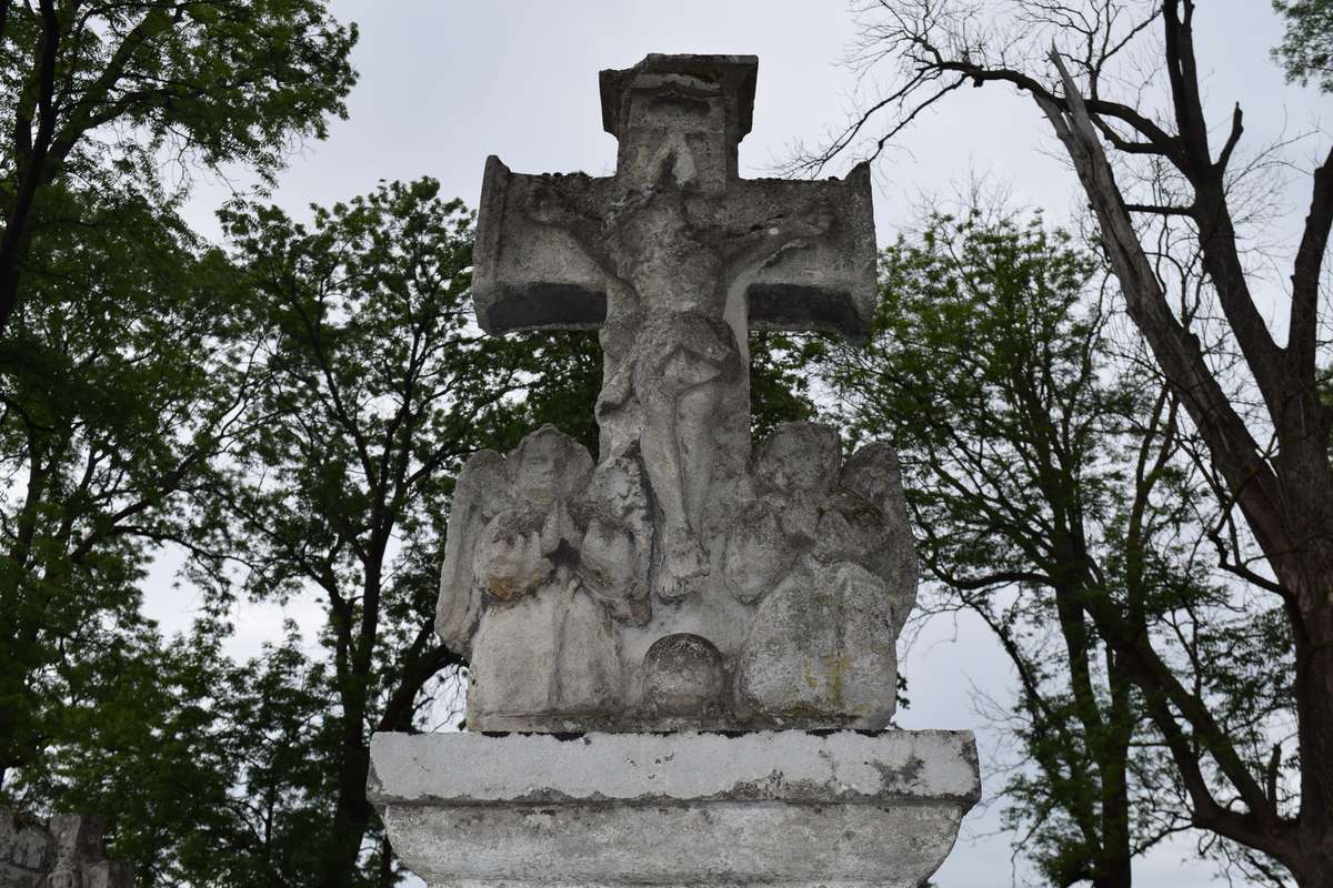 Fragment pomnika wotywnego, cmentarz w Zbarażu, stan z 2018