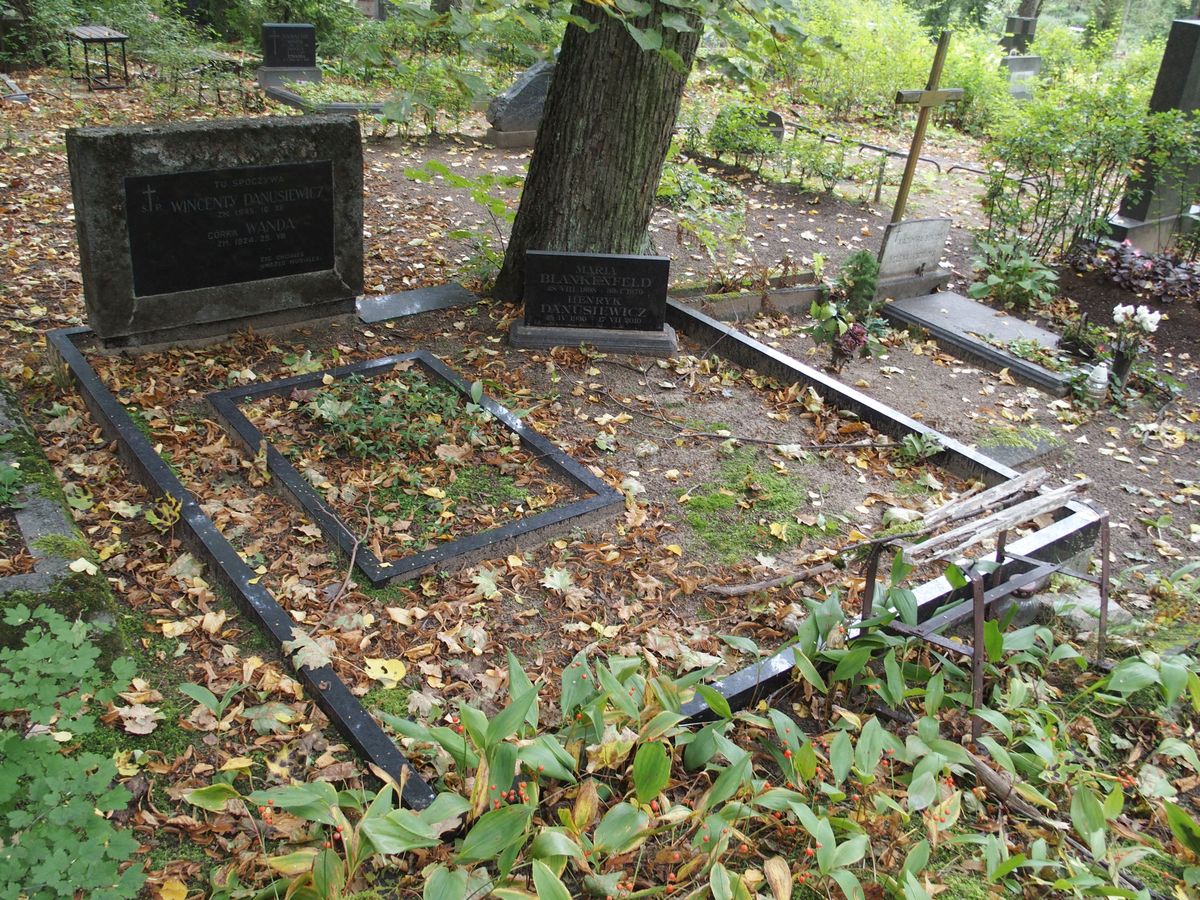 Tombstone of Wanda Danusiewicz and Vincent Danusiewicz, St Michael's cemetery in Riga, as of 2021.