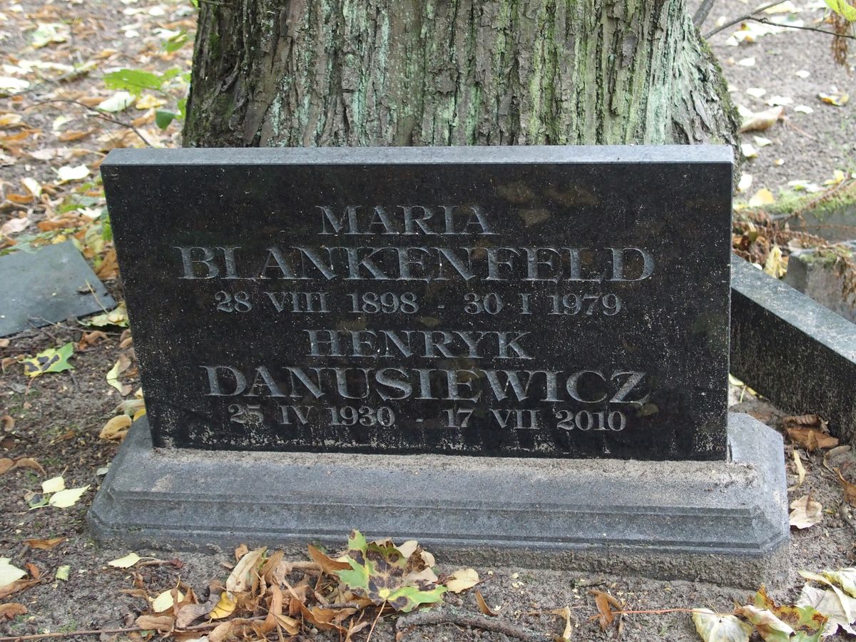 Inscription from the tombstone of Wanda Danusiewicz and Vincent Danusiewicz, St Michael's cemetery in Riga, as of 2021.