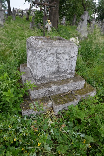 Tombstone of Mariola and Stefan Owstanski, cemetery in Zbarazh, state 2018