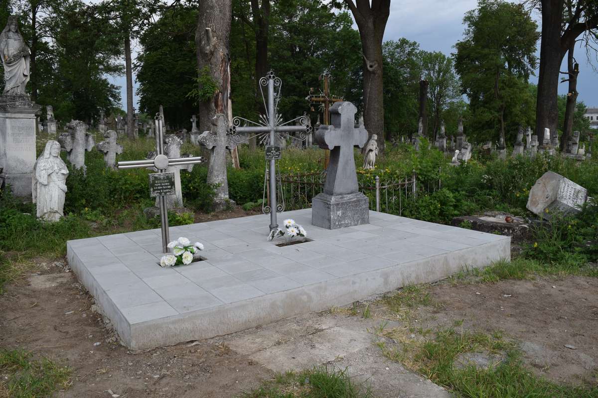 Tombstone of Józefa Szmigielska and Maria Edel, Zbarazh cemetery, state of 2018