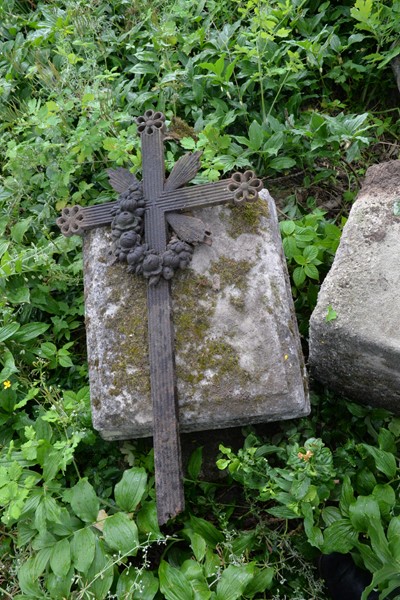 Fragment nagrobka Adeli N.N., cmentarz w Zbarażu, stan z 2018