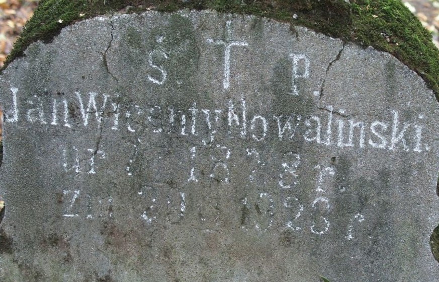 Napis z nagrobka Jana Wincentego Nowalińskiego, cmentarz św. Michała w Rydze, stan z 2021 r.