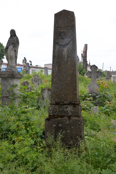 Nagrobek Nagrobek Karola, Ludwika i Wiktorii Goreckich, cmentarz w Zbarażu, stan z 2018