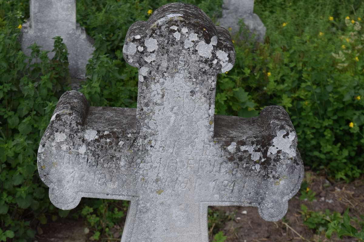 Fragment nagrobka Katarzyny Frygi, cmentarz w Zbarażu, stan z 2018