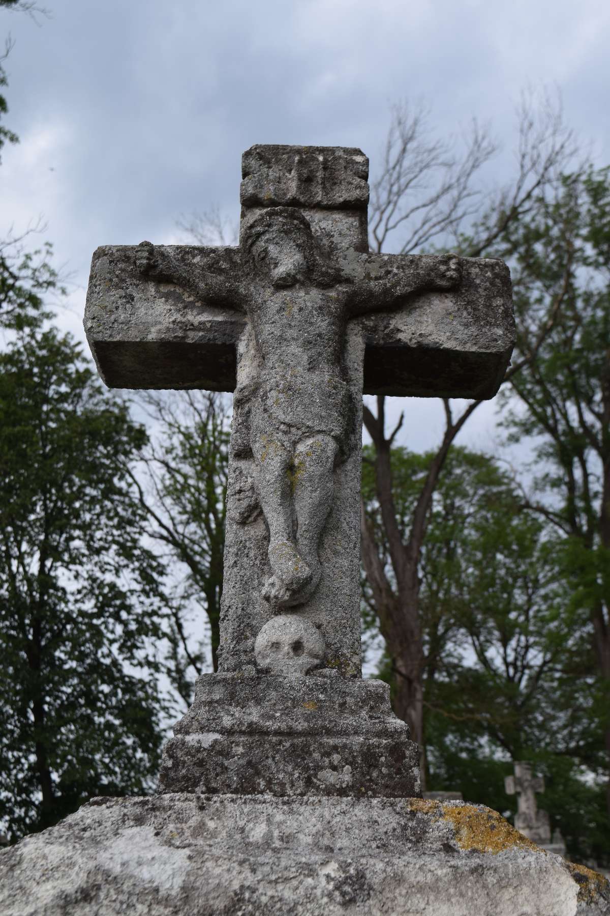 Fragment nagrobka Bazylego Kuciuruby, cmentarz w Zbarażu, stan z 2018