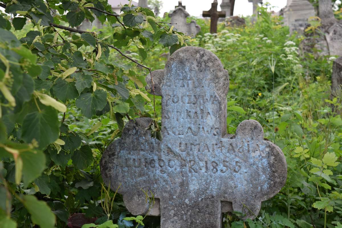Fragment nagrobka Katarzyny Czaiwskiej, cmentarz w Zbarażu, stan z 2018