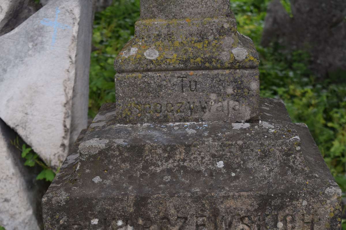 Fragment nagrobka Marii i Seweryny Pruskich, cmentarz w Zbarażu, stan z 2018