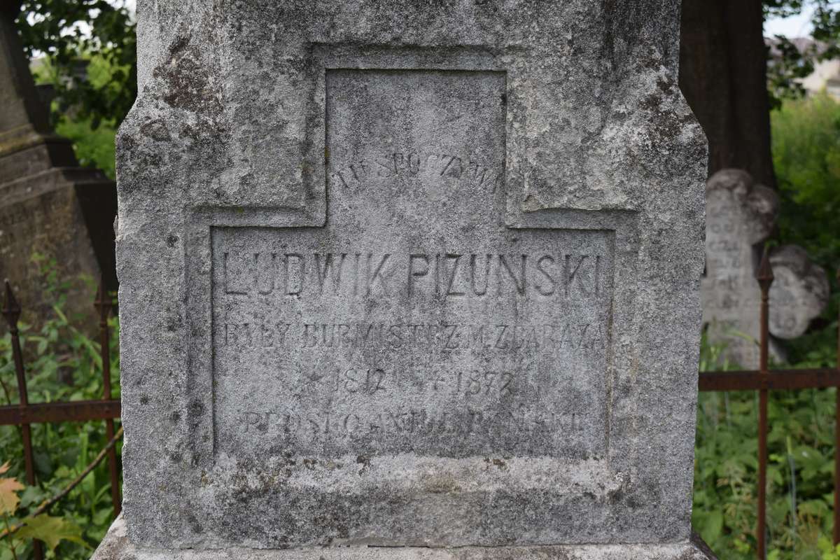 Fragment of the tombstone of Joseph, Ludwik and Marcela Pizunski, Zbarazh cemetery, as of 2018