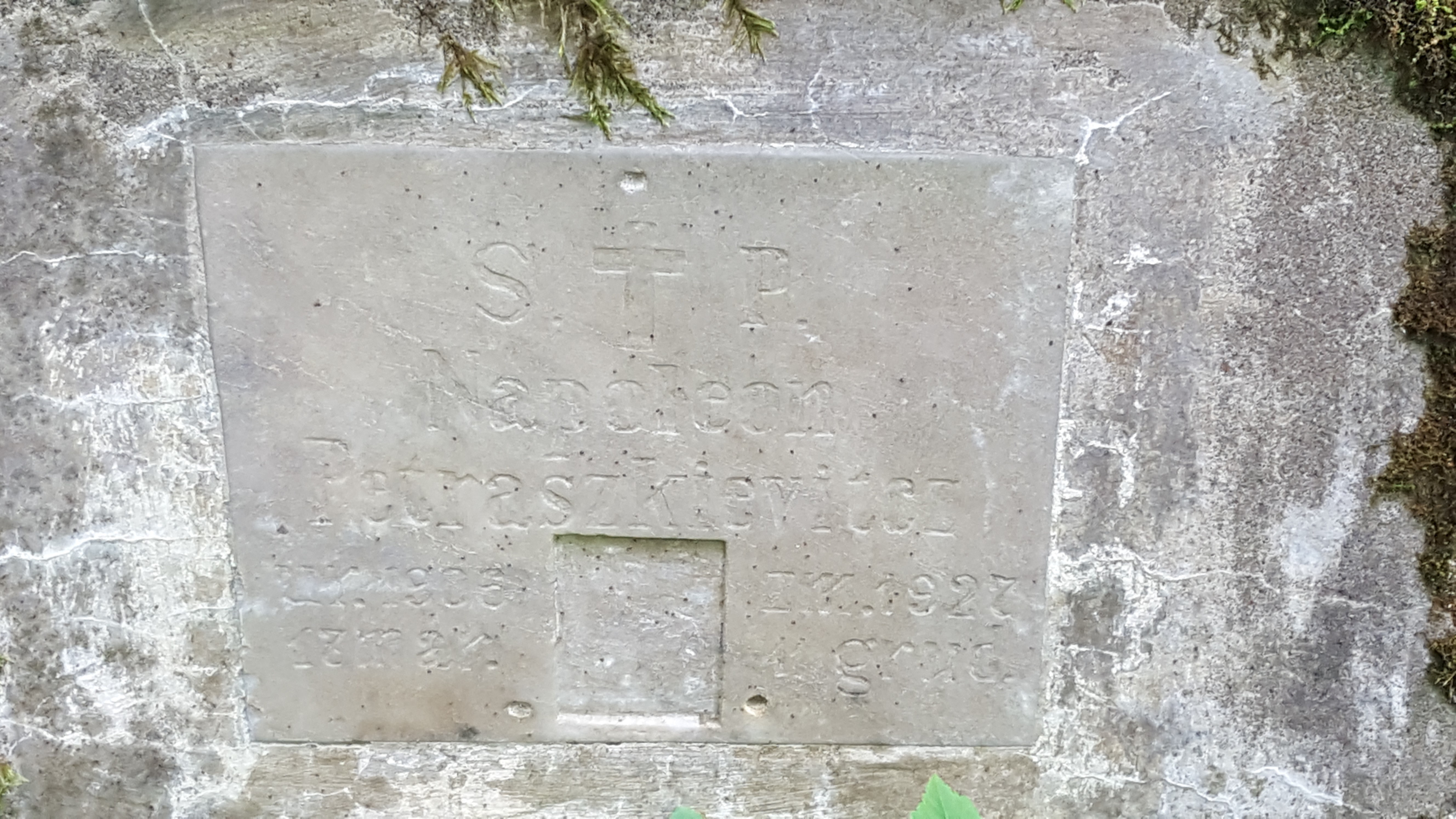 Napis z nagrobka Napoleona Petraszkievitcza, cmentarz św. Michała w Rydze, stan z 2021 r