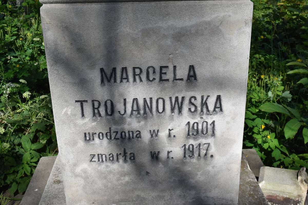 Fragment nagrobka Marceli Trojanowskiej i Tekli Strzyżakowskiej, cmentarz w Zbarażu, stan z 2018