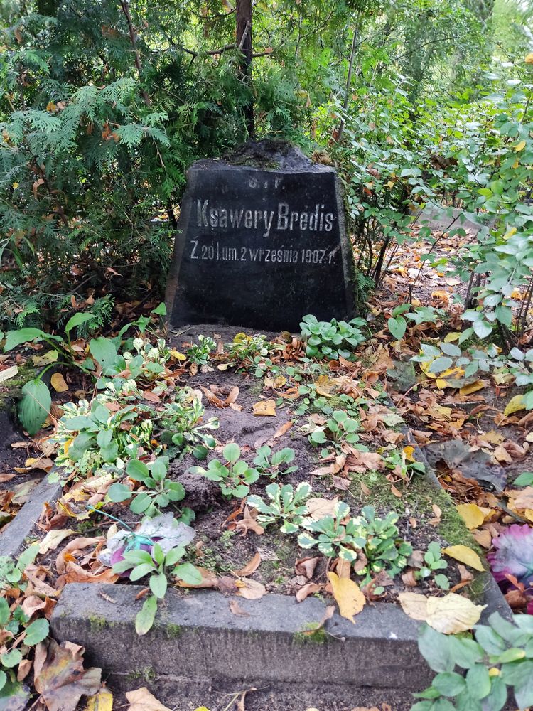 Tombstone of Xavier Bredis