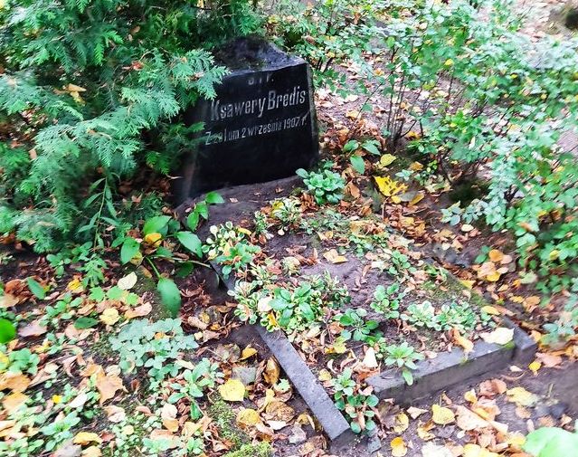Tombstone of Xavier Bredis